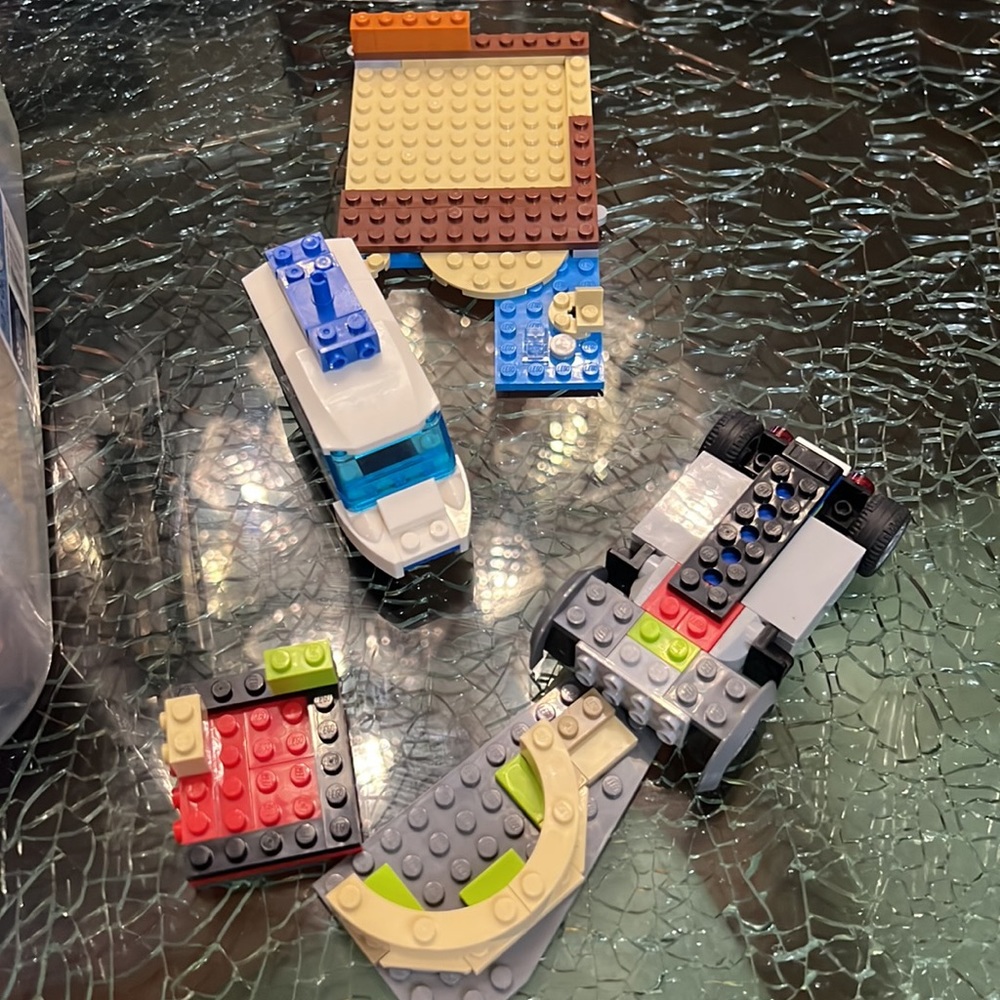 Huge variety of Legos 🏝🦖🌸🏄‍♀️🥰😍 - Picture 4 of 6